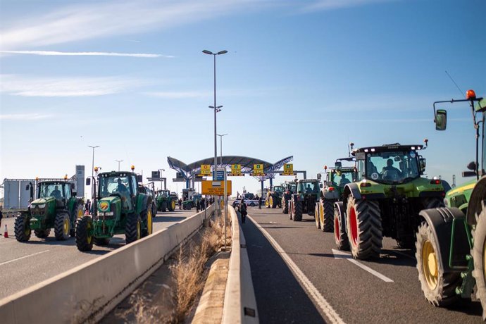 Tractores llegan por la autovía A-27 al puerto de Tarragona, a 13 de febrero de 2024, en Tarragona, Catalunya (España)