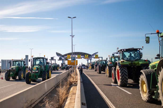 Tractores llegan por la autovía A-27 al puerto de Tarragona, a 13 de febrero de 2024, en Tarragona, Catalunya (España). Agricultores y ganaderos de toda España han sacado sus tractores a las carreteras por sexto día consecutivo, para pedir mejoras en el s