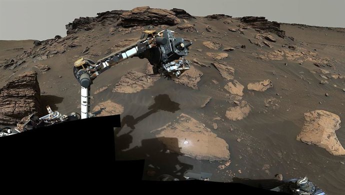 Perseverance pone su brazo robótico a trabajar alrededor de un afloramiento rocoso llamado "Skinner Ridge" en una serie de imágenes capturadas en junio y julio de 2022 por el sistema de cámara Mastcam-Z del rover.