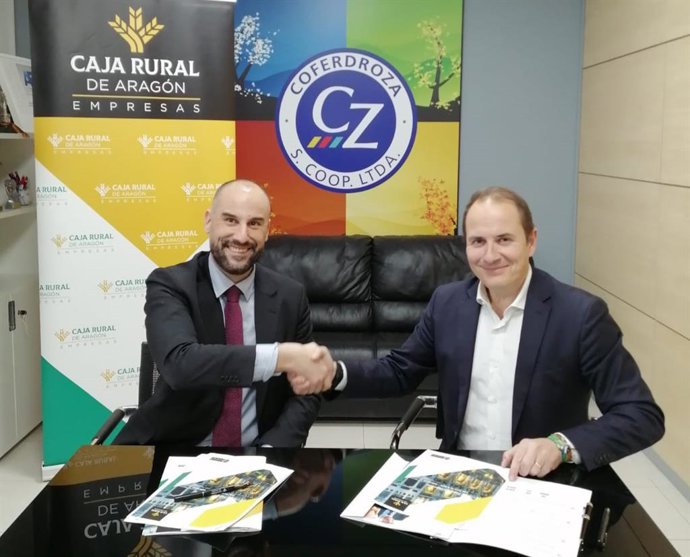 El responsable de empresas de Caja Rural de Aragón, Sergio Lozano, y el director de Coferdroza, Jaime Mendoza, firman el convenio.