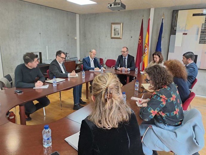 El consejero de Educación, Formación Profesional y Empleo, Víctor Marín, reunido con el equipo directivo de la Escuela Superior de Diseño de la Región de Murcia