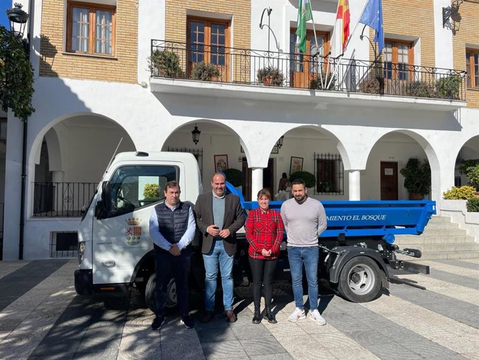 El responsable de Asistencia a Municipios de la Diputación de Cádiz, Antonio Aragón, junto al alcalde de El Bosque, Rubén Corrales, y miembros del Gobierno local.