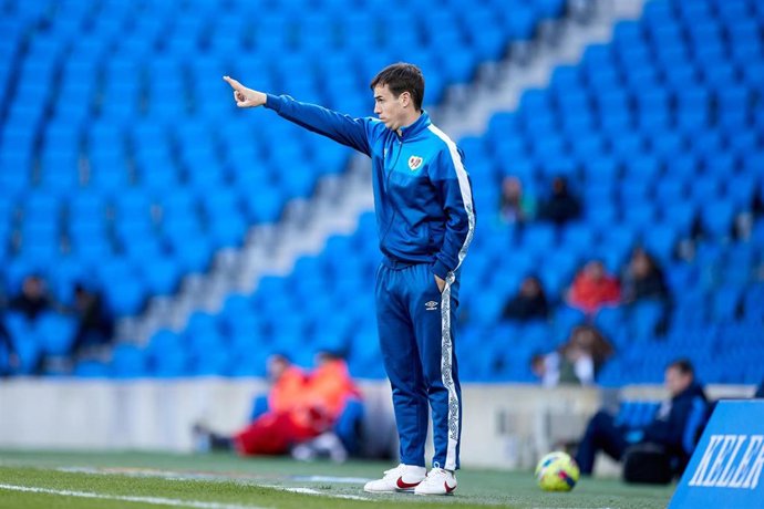 Archivo - El técnico Íñigo Pérez, en su etapa como segundo entrenador de Andoni Iraola en el Rayo Vallecano.