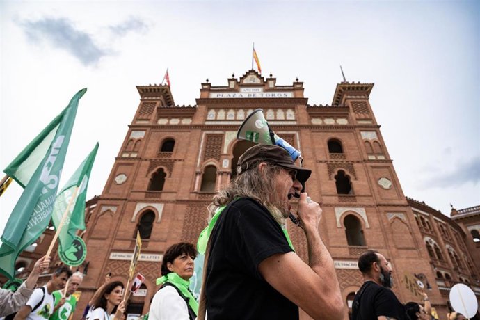 Archivo - Decenas de personas participan, con pancartas, en una manifestación antitaurina, en las inmediaciones de la plaza de toros de las Ventas, a 16 de septiembre de 2023, en Madrid (España). 