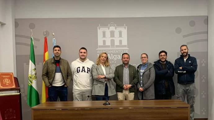 El alcalde de La Algaba, Diego Manuel Agüera Piñero, junto a los representantes de la Asociación Musical La Algaba (AMA), Banda de Música Nuestra Señora de la Soledad y Agrupación Musical Nuestro Padre Jesús Nazareno.