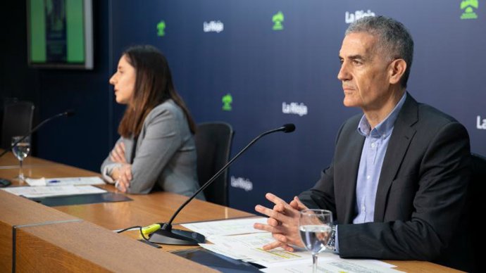 La directora general de Salud Pública, Consumo y Cuidados, Eva Martínez y el Presidente de la Junta Arbitral, Carlos Felices