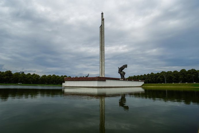 Archivo - Monument sovitic al parc de la Victria, a Riga