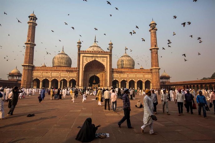Archivo - DELHI, INDIA - OCTOBER 27: A woman begs for alms as Indian Muslims mingle after 