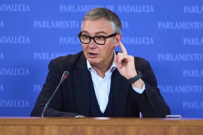 El portavoz del Grupo Parlamentario Vox, Manuel Gavira, durante la ronda de ruedas de prensa de portavoces de los grupos parlamentarios en el Parlamento de Andalucía, a 14 de febrero de 2024 en Sevilla (Andalucía, España). Los portavoces de los grupos par