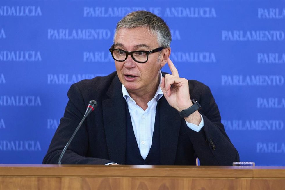 El portavoz del Grupo Parlamentario Vox, Manuel Gavira, durante la ronda de ruedas de prensa de portavoces de los grupos parlamentarios en el Parlamento de Andalucía, a 14 de febrero de 2024 en Sevilla (Andalucía, España). Los portavoces de los grupos p