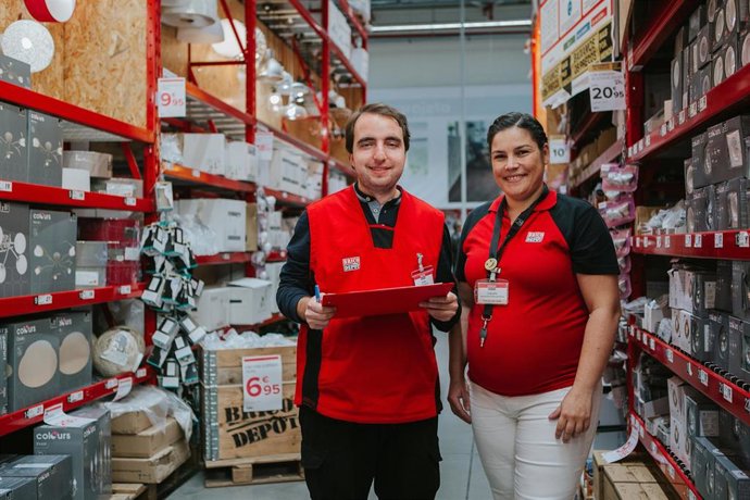 André Antunes, beneficiario del programa Incorpora, en su puesto de trabajo.