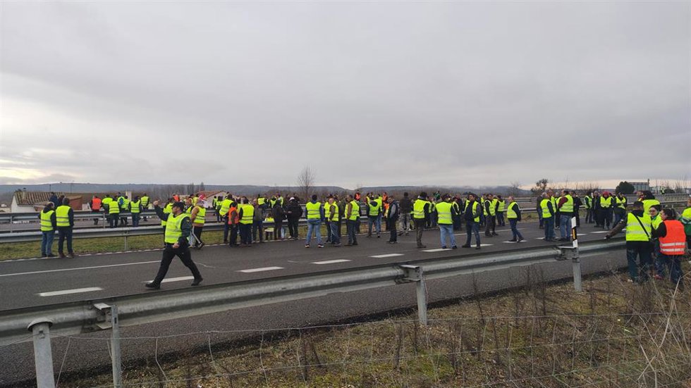 Los agricultores cortan la A-62 a la altura de Magaz (Palencia) durante la concentración convocada por las OPAs.