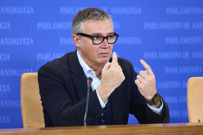 El portavoz del Grupo Parlamentario Vox, Manuel Gavira, durante la ronda de ruedas de prensa de portavoces de los grupos parlamentarios en el Parlamento de Andalucía, a 14 de febrero de 2024 en Sevilla (Andalucía, España). Los portavoces de los grupos p