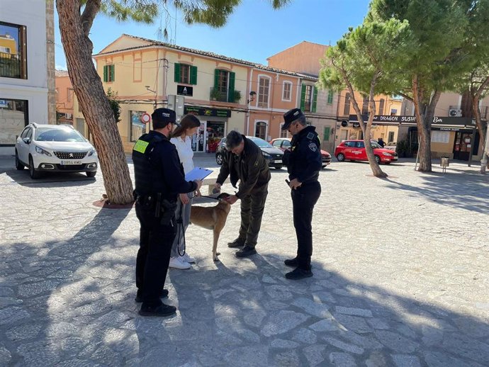 Agentes de la Policía Local de Andratx informan al propietario de un perro sobre la campaña.