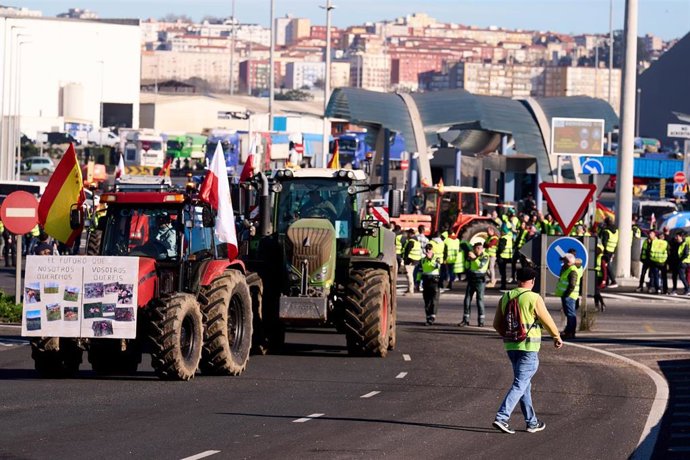 Tractores se dirigen durante una manifestación al puerto de Santander 