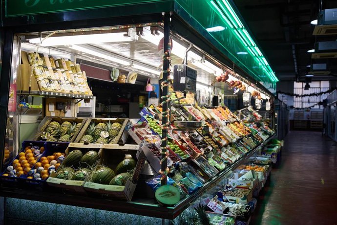 Archivo - Expositor de una frutería en un mercado, a 31 de diciembre de 2023, en Madrid (España). Las familias ultiman sus compras para despedir el año en la cena de Nochevieja y la celebración de la entrada del año con las tradicionales doce uvas. A la