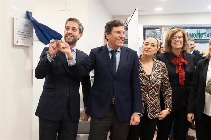 Carriedo (C) junto al presidente de Iberaval, la alcaldesa y la presidenta de la Diputación en la inauguración de la nueva oficina de Palencia.