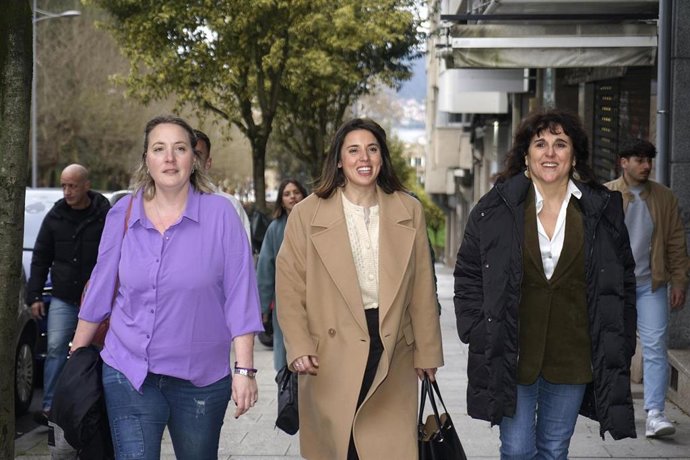 La exministra de Igualdad, Irene Montero (c);  la candidata de Podemos a la Presidencia de la Xunta, Isabel Faraldo (d);  y la candidata por Pontevedra, Carmen Berzosa (i), antes de una reunión con técnicas de Igualdad, a 14 de febrero de 2024 en Vigo.
