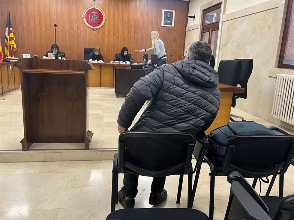 Un hombre acusado de una estafa con criptomonedas en Calvi, sentado para el juicio en la Audiencia Provincial.