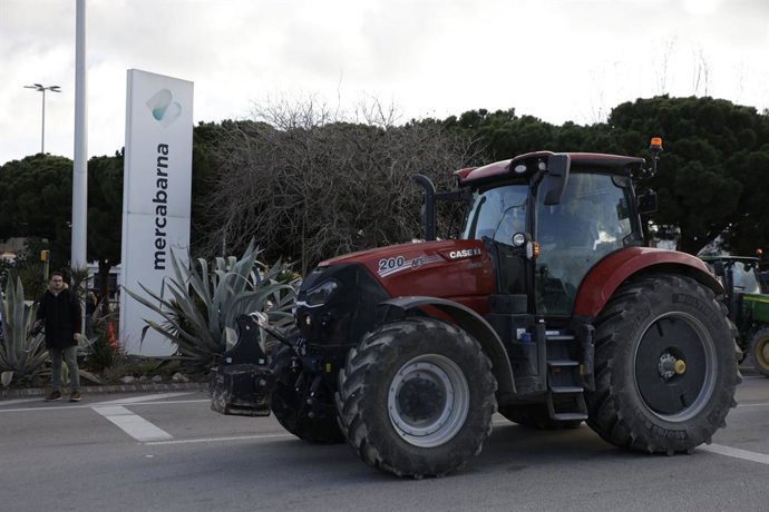 Un tractor a l'entrada de Mercabarna