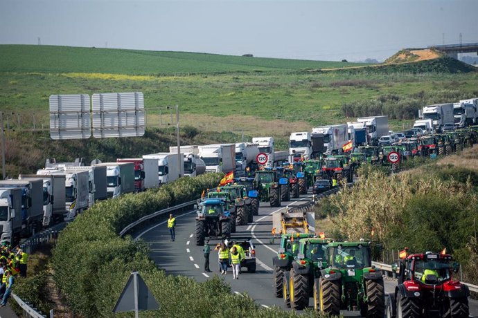 Tractores y agricultores cortan la A-4 en ambas direcciones, a la altura del término municipal de Carmona