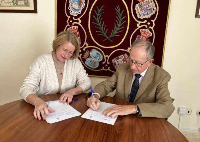 La directora de la Fundación Descubre, Teresa Cruz, y el presidente del Instituto de Academias de Andalucía, Benito Valdés, en la firma del acuerdo.
