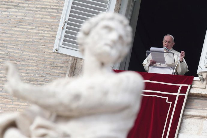 Archivo - 29 November 2020, Vatican, Vatican City: Pope Francis delivers the Angelus prayer from his window overlooking St. Peter's Square. Photo: Evandro Inetti/ZUMA Wire/dpa