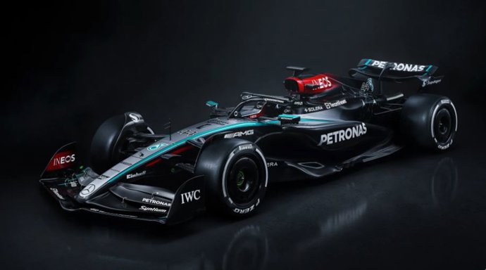 Mercedes vuelve al plateado con el W15 en 2024.