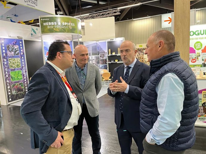 El secretario general de la Consejería de Agua, Agricultura, Ganadería y Pesca, Francisco González Zapater, con parte de la delegación murciana en la feria Biofach