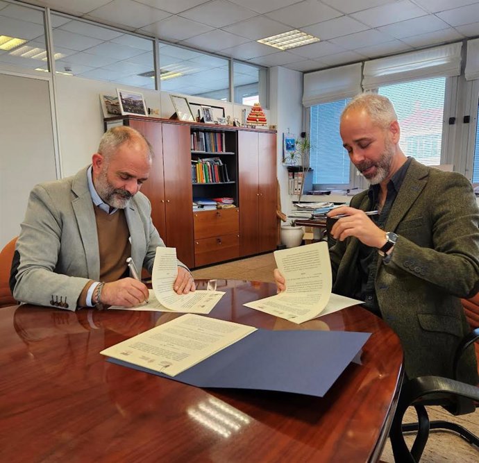 El consejero de Educación, Formación Profesional y Universidades, Sergio Silva, y el director general de la Fundación Botín, Íñigo Sáenz de Miera, firman un convenio de colaboración para desarrollar el programa 'Educación responsable' en centros escolar