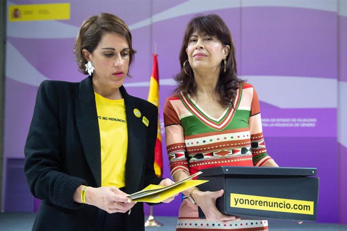La presidenta de la Asociación Yo No Renuncio y fundadora del Club de Malasmadres, Laura Baena (i), entrega a la ministra de Igualdad, Ana Redondo (d), 1.000 cartas de renuncia de las madres de España 