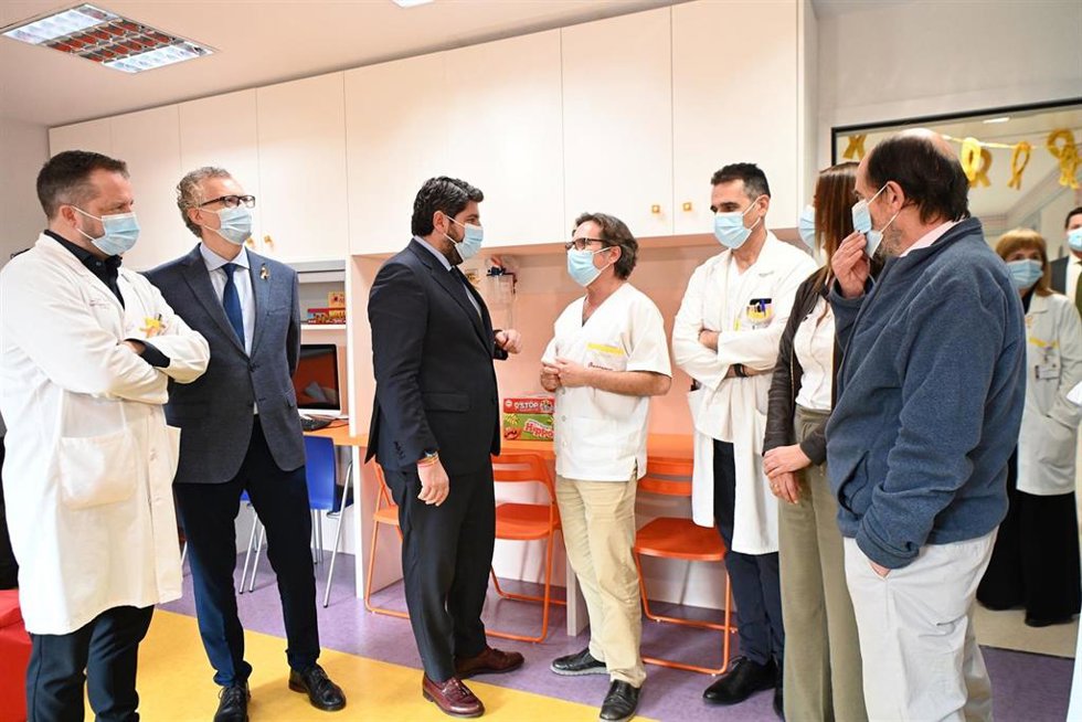El presidente del Gobierno regional, Fernando López Miras, visita el servicio de Oncohematología Pediátrica del hospital Virgen de la Arrixaca de Murcia