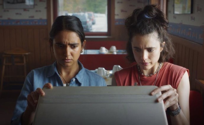 Divertido tráiler de Dos chicas a la fuga, la cinta de Ethan Coen con Margaret Qualley y Geraldine Viswanathan