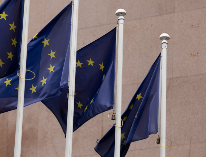 Archivo - Varias banderas de la Unión Europea, a 3 de enero de 2024, en Madrid (España). La bandera de la Unión Europea está formada por 12 estrellas amarillas dispuestas en círculo sobre un fondo azul. Las estrellas representan los ideales de solidaridad