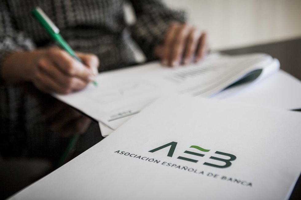 Documentos con el logotipo de la Asociación Española de Banca (AEB).