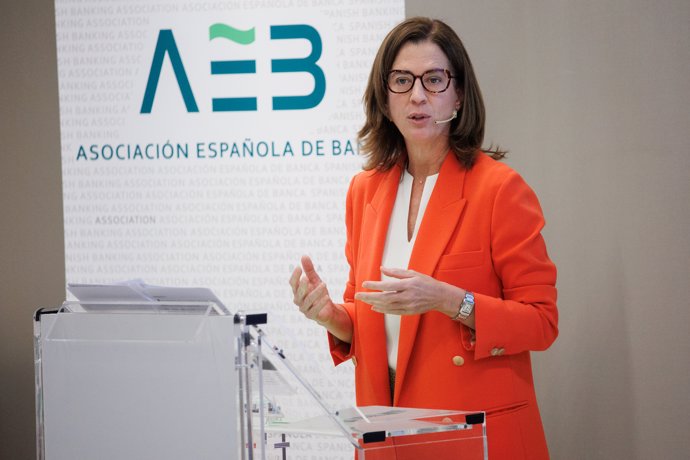 Archivo - La presidenta de la Asociación Española de Banca (AEB), Alejandra Kindelán, en una rueda de prensa tras la celebración de la Asamblea General de la AEB en Madrid en abril de 2023.