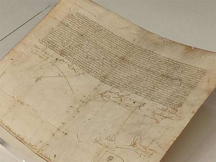 Documento adquirido por el Gobierno riojano que habla un conflicto entre Santa María la Real y Santa María del Puerto -actual Santoña- y que lleva la firma de los Reyes Católicos