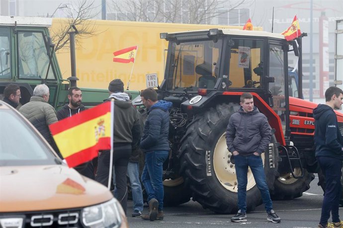 Agricultores y sus tractores durante una concentración en el Polígono Industrial das Gándaras, a 6 de febrero de 2024, en Lugo, Galicia (España). Agricultores y ganaderos de toda España han sacado sus tractores a las carreteras desde esta madrugada para p
