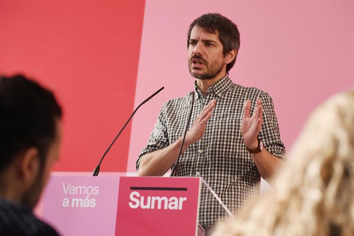 El portavoz de Sumar, Ernest Urtasun, durante una rueda de prensa, en el Espacio Rastro, a 12 de febrero de 2024, en Madrid (España). 