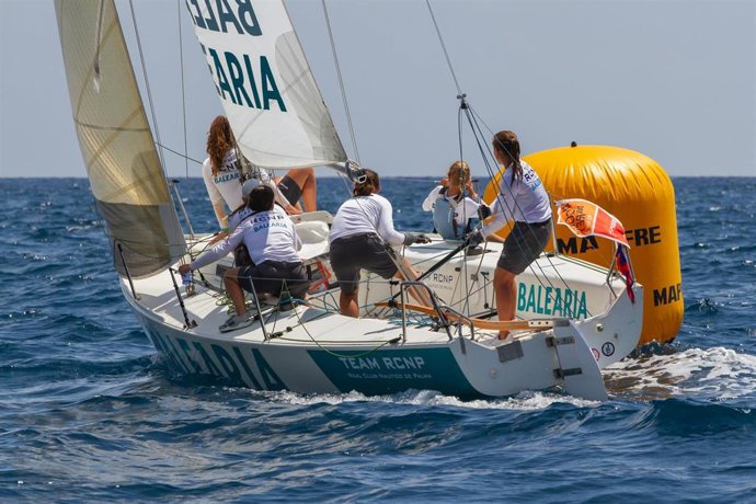 Archivo - Imagen de una de las embarcaciones participantes en la Copa del Rey MAPFRE de vela de 2023
