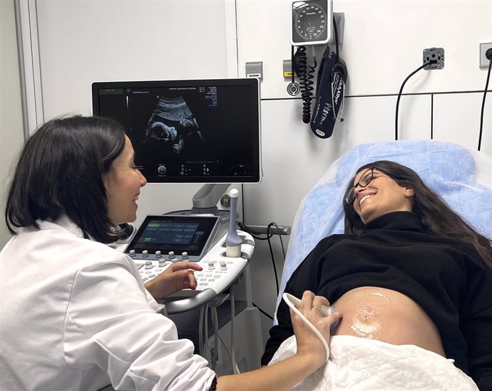 La doctora Sánchez del Solar realiza una ecografía a una paciente en consulta.