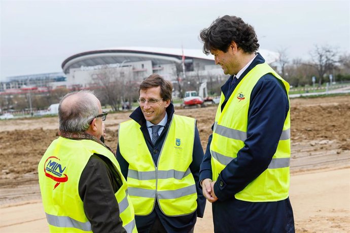 El alcalde de Madrid, José Luis Martínez-Almeida, en la primera piedra de un nuevo polideportivo de San Blas