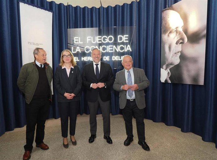 Germán Delibes (izda), Eva Guillermina Fernández, Carlos Pollán y Gonzálo Santonja, durante la visita a la muestra 'El Fuego de la Conciencia' en las Cortes de Castilla y León.