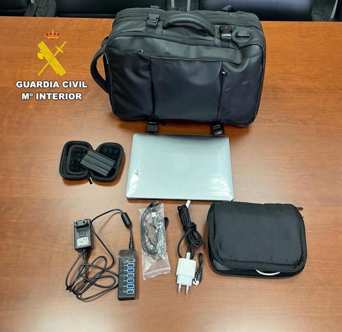 Algunos de los efectos recuperados a la persona detenida, acusada de trece delitos por robos de coches y de robos en interior de vehículos.