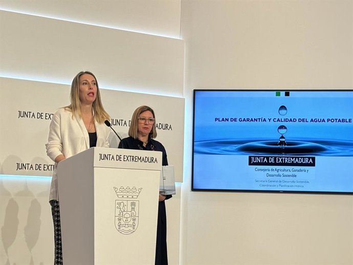 La presidenta de la Junta de Extremadura, María GUardiola, en rueda de prensa