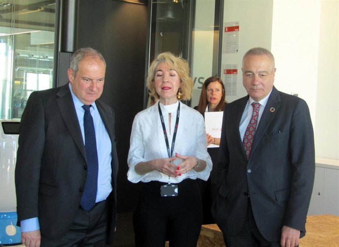 El ministro de Industria y Turismo, Jordi Hereu, junto al delegado especial del Estado en el Consorcio de la Zona Franca de Barcelona (CZFB), Pere Navarro, en una visita al edificio de DFactory