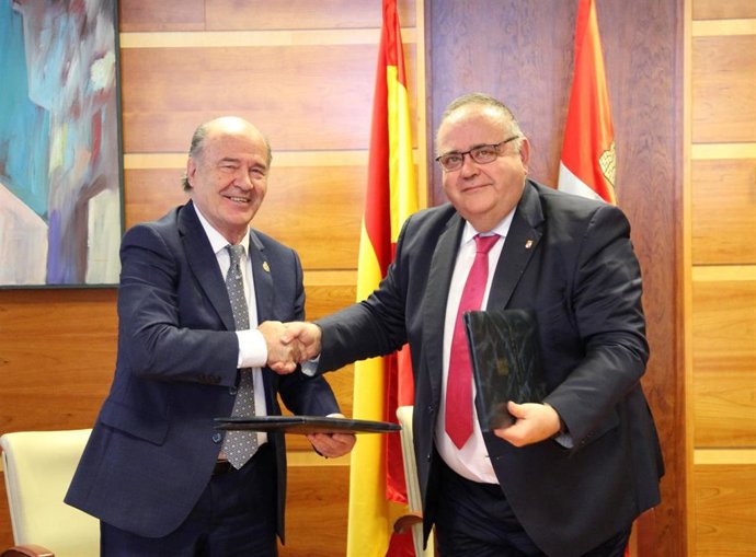 El consejero de Sanidad, Alejandro Vázquez Ramos, y el presidente del Sindicato Médico (CESM) de Castilla y León, José Luis Díaz Villarig