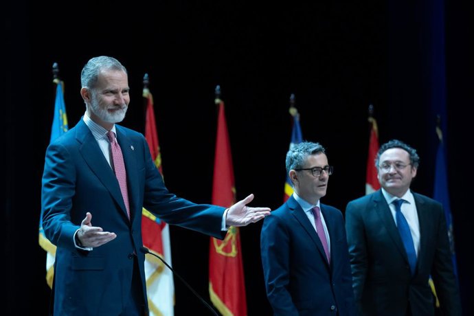 (I-D) El Rey Felipe VI, el ministro de la Presidencia, Justicia y Relaciones con las Cortes, Félix Bolaños, y el fiscal general del Estado, Álvaro García Ortiz, durante el acto de entrega de los despachos a 160 nuevos jueces, en el Auditori Frum del Ce