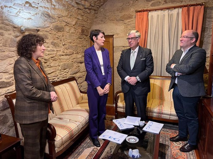 La candidata del BNG a la Presidencia de la Xunta, Ana Pontón, en una reunión con la patronal gallega con su presidente al frente, Juan Manuel Vieites