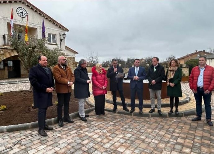 González Gago pone la plaza de Navalcaballo como "prueba del compromiso" de la Junta con las pequeñas localidades.